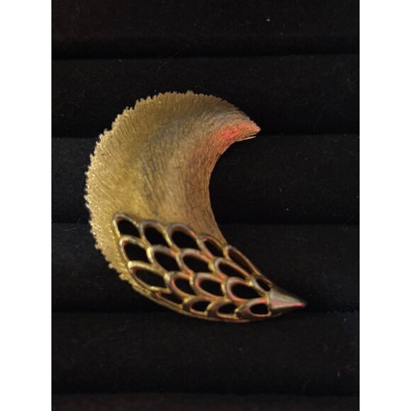 Vintage JJ Gold-Tone Crescent Moon Brooch With Filigree Detailing Gold Tone - Picture 4 of 9